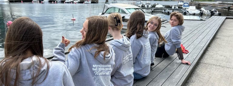 Klass med grå klasströjor med tryck